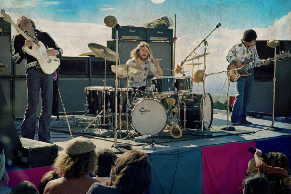 Jimi Hendrix en Maui en 1970 La revista con la música que es importante en tu vida Classic Rock Hard Rock Heavy Metal Prog Rock Blues