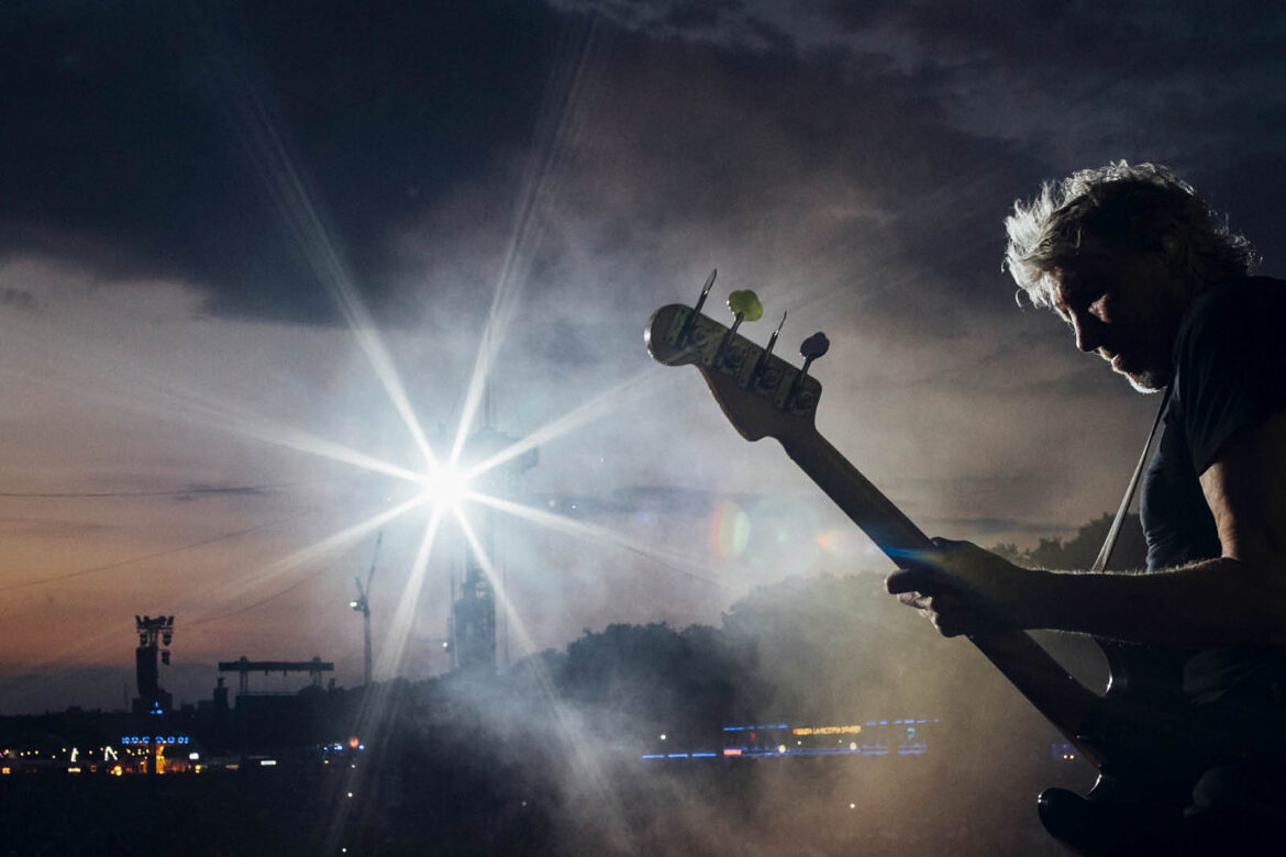 ROGER WATERS US + THEM La revista con la música que es importante en tu vida Classic Rock Hard Rock Heavy Metal Prog Rock Blues