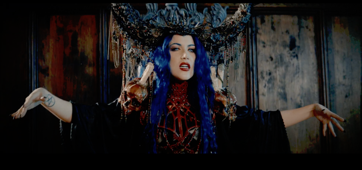 Alissa White-Gluz con Powerwolf Alissa White-Gluz con Powerwolf ▲ This Is METAL ▼ www.thisismetal.es