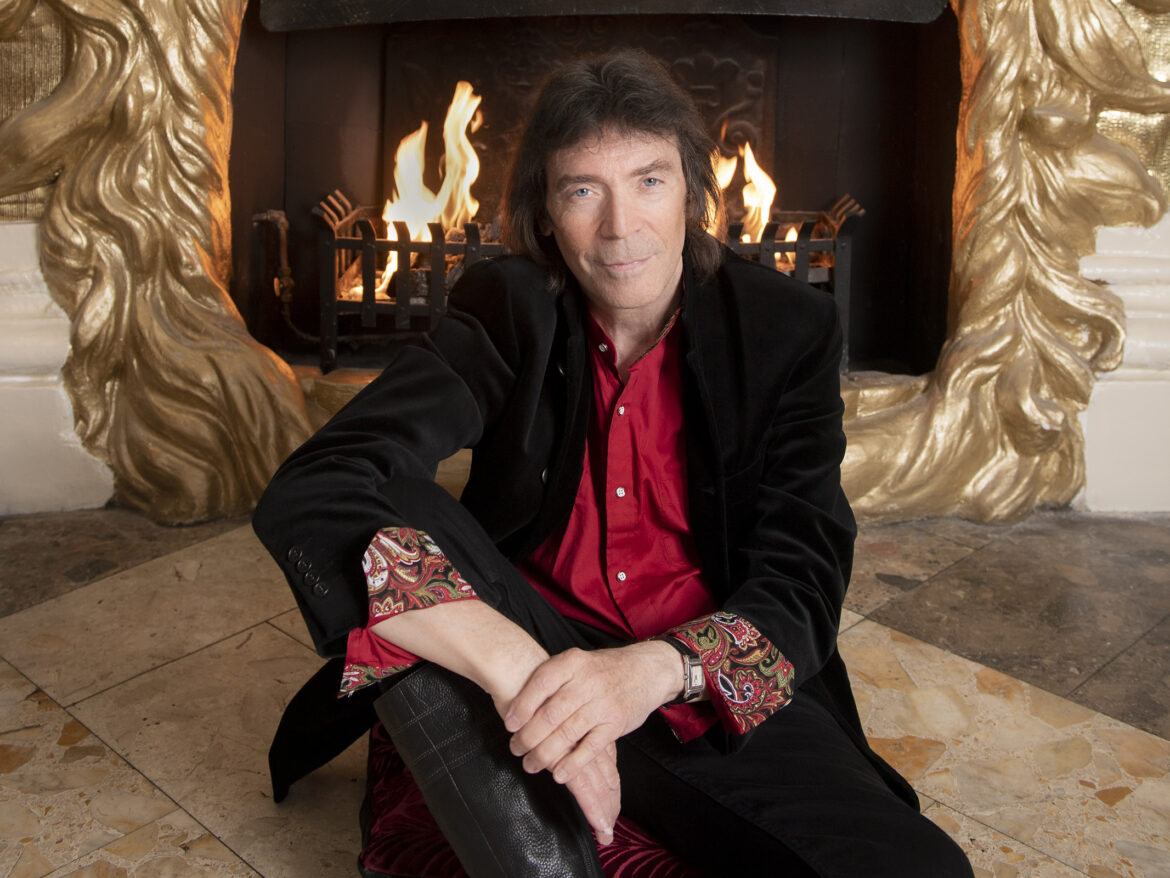 Steve Hackett presenta ‘Fox’s Tango’ Steve Hackett La revista con la música que es importante en tu vida Classic Rock Hard Rock Heavy Metal Prog Rock Blues