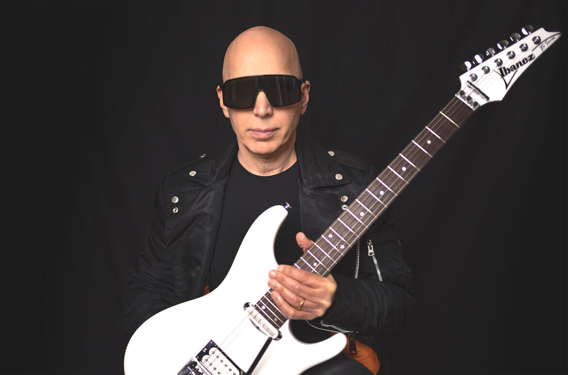 Joe Satriani Presenta ‘Faceless’ Joe Satriani se retó a sí mismo a crear un nuevo estándar para que los álbumes de guitarra instrumental se midieran, uno que funcionara desde “una nueva plataforma de diseño propio”, como él mismo lo denomina. “Quiero mostrar a la gente que un álbum de guitarra instrumental puede contener elementos mucho más creativos y entretenidos de lo que creo que la gente está utilizando ahora”.