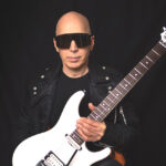 Joe Satriani se retó a sí mismo a crear un nuevo estándar para que los álbumes de guitarra instrumental se midieran, uno que funcionara desde “una nueva plataforma de diseño propio”, como él mismo lo denomina. “Quiero mostrar a la gente que un álbum de guitarra instrumental puede contener elementos mucho más creativos y entretenidos de lo que creo que la gente está utilizando ahora”.