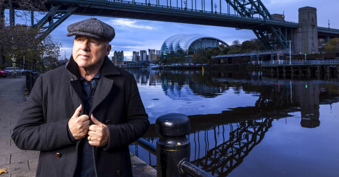 Nuevo tema del en su día líder de Dire Straits, Mark Knopfler - This Is Rock Revista