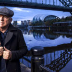 Nuevo tema del en su día líder de Dire Straits, Mark Knopfler - This Is Rock Revista