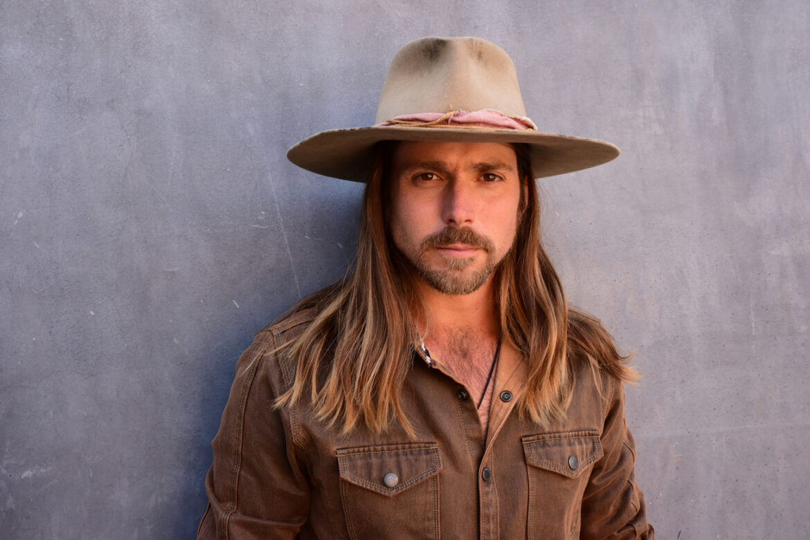 Lukas Nelson, The Travelin McCourys y Sierra Ferrell juntos en una versión de Someone Like You