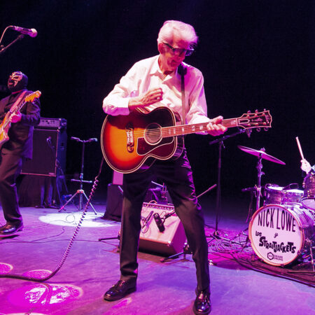 Nick Lowe y Los Straitjackets presentan Indoor Safari