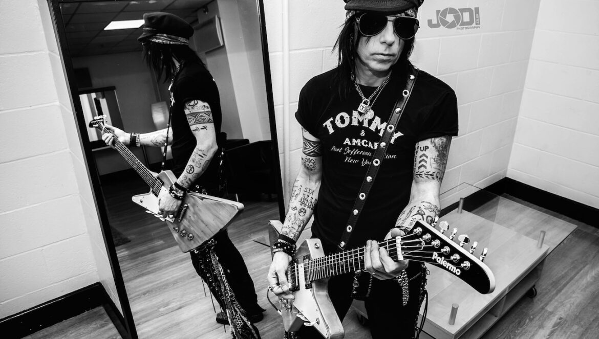 Tommy Henriksen con Crossbone Skully | Revista This Is Rock Tommy Henriksen con Crossbone Skully | Revista This Is Rock | Fotografia Jodie Cunningham Creative Commons Attribution-Share Alike 4.0 International