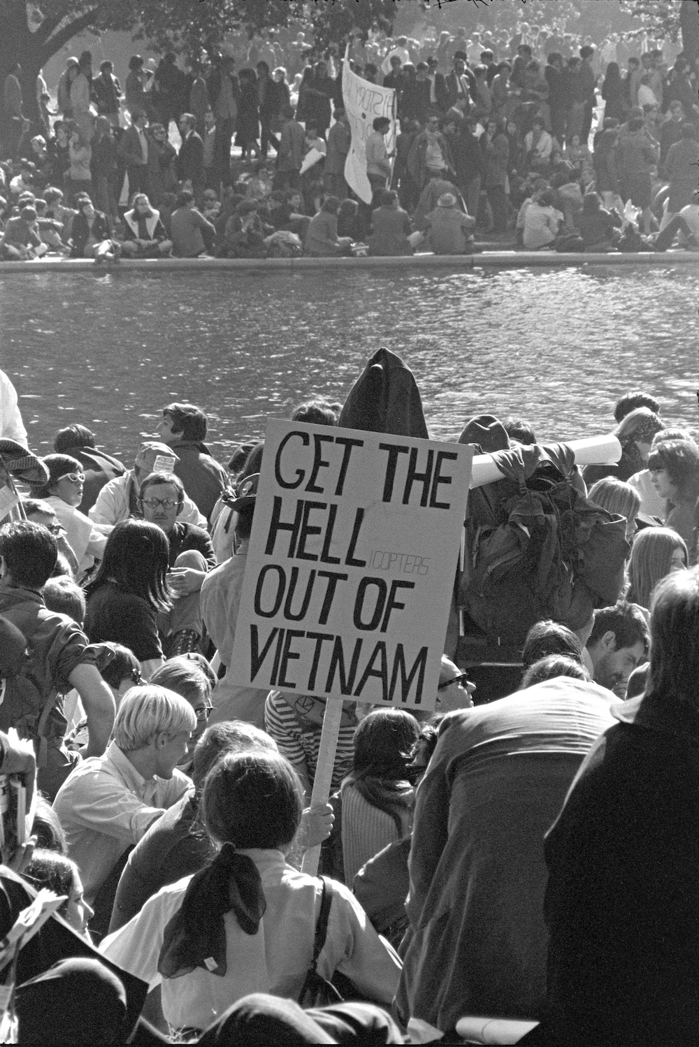 Vietnam_War_protestors_at_the_March_on_the_Pentagon-Frank Wolfe_Lyndon B. Johnson Library