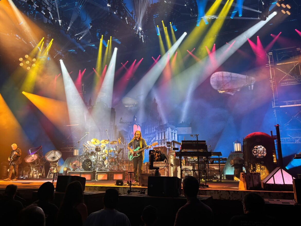 Rush regresa a los escenarios con Anika Nilles a la batería Rush 7 Junio 2026 cygnus x1 Photos courtesy of Eric Hansen, Elbert Báez, and many others